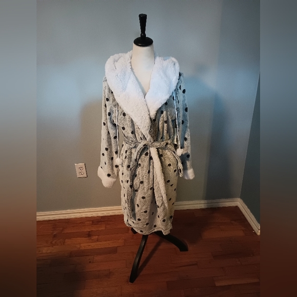 Women's Robe - Picture 1 of 2